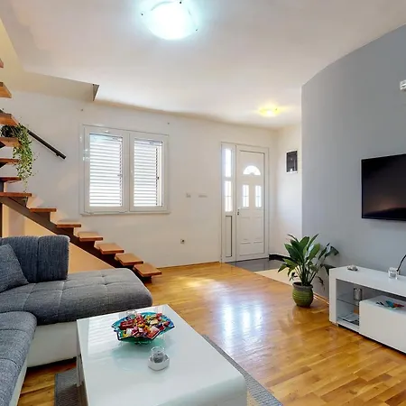 Spacious Duplex In Old Town 포드고리차