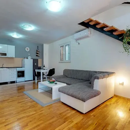 Spacious Duplex In Old Town 포드고리차
