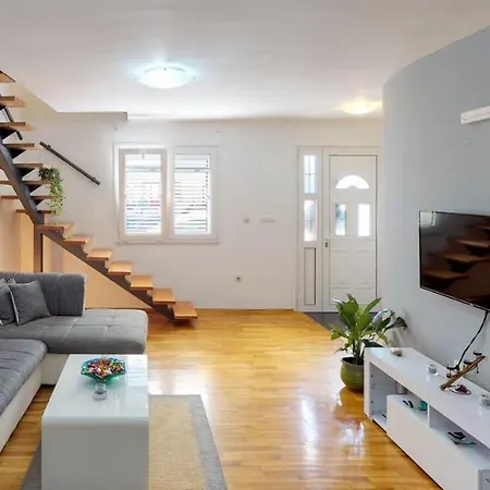 Spacious Duplex In Old Town 아파트 포드고리차