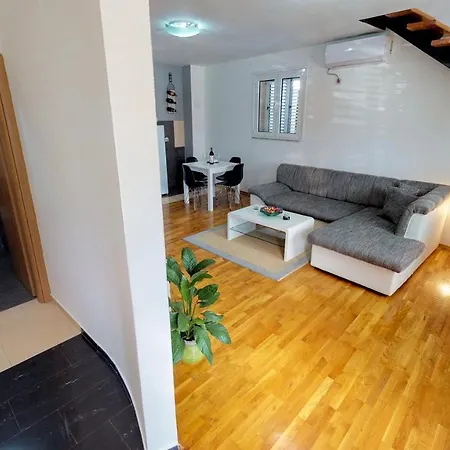 Spacious Duplex In Old Town ポドゴリツァ