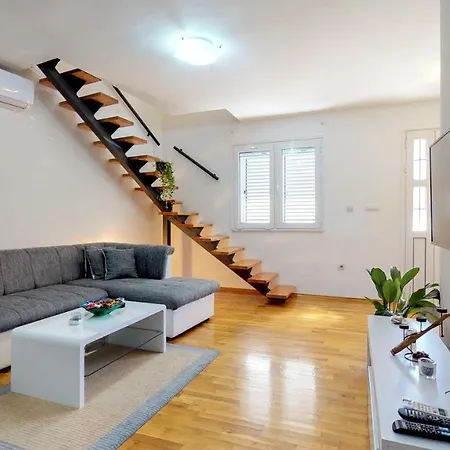 Spacious Duplex In Old Town アパート